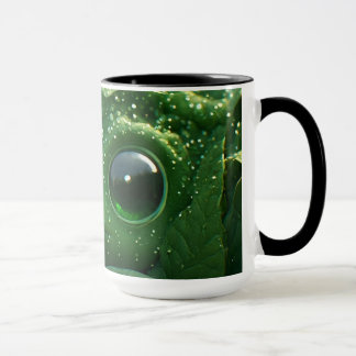 Süßer grüner Frosch versteckt in taufrischen Blätt Tasse