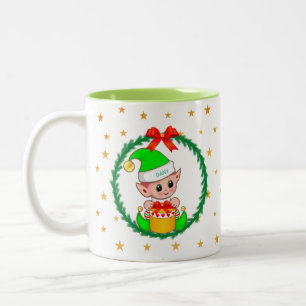 Süßer grüner Weihnachtself, Tannenkranz und Sterne Zweifarbige Tasse