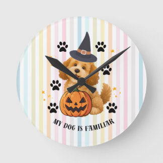 Süßer Halloween-Pudel-Hexer mit Kürbis Runde Wanduhr
