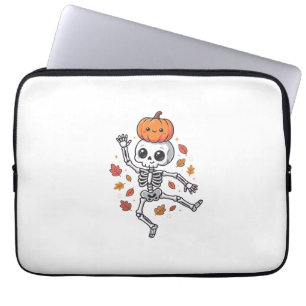 Süßer Halloween tanzender Skelett mit Kürbiskopf Laptopschutzhülle