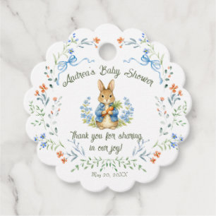 Süßer Häschen-Junge mit blauem Blumen-Baby-Shower- Geschenkanhänger