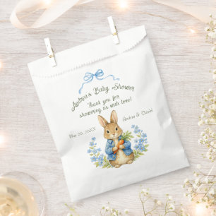 Süßer Häschen-Junge mit floraler blauer Schleife B Geschenktütchen
