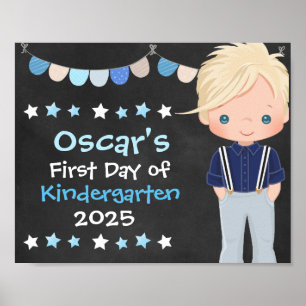 Süßer hipper Schuljunge am ersten Schultag an der  Poster
