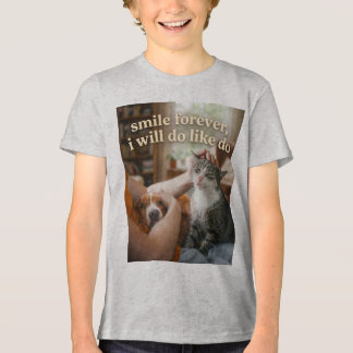 Süßer Hund und Katze, die gestreichelt werden, lus Tri-Blend Shirt