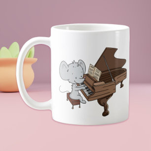 Süßer Klavierkonzert-Maus spielt Klavier Kaffeetasse