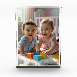 Süßer kleiner Junge und Mädchen spielen in einem s Fotoblock