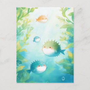 Süßer Kugelfisch schwimmt im grünen Seetang Postkarte