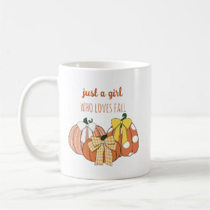 Süßer Kürbis und Schleifen - Ein Mädchen, das den Kaffeetasse