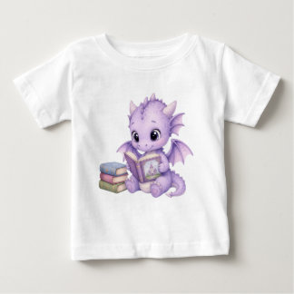 Süßer lila Baby-Drache liest Bilderbuch für Kinder Baby T-shirt
