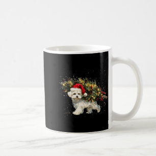 Süßer Malteser Hund in einem Weihnachtsbaum für Mä Kaffeetasse