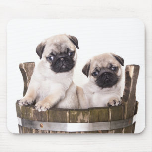 Süßer Mops-Welpe in Holzkiste Fass-Mauspad Mousepad
