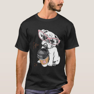 Süßer Mops-Welpe in rosa Brille mit Plastikbecher T-Shirt
