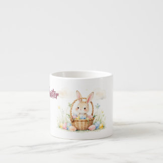 Süßer Osterhase im Korb mit farbenfrohen Eiern Espressotasse