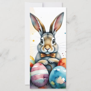 Süßer Osterhase mit farbenfrohen bemalten Eiern
