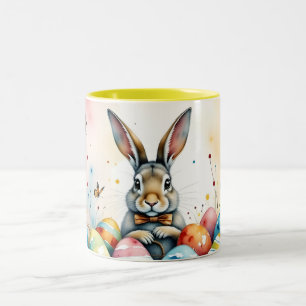 Süßer Osterhase mit farbenfrohen bemalten Eiern Zweifarbige Tasse