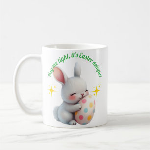 Süßer Osterhase umarmt farbenfrohes Ei Kaffeetasse