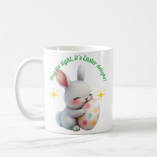 Süßer Osterhase umarmt farbenfrohes Ei Kaffeetasse