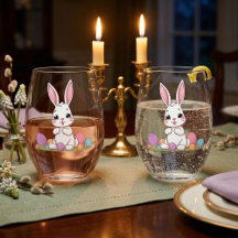 Süßer Osterhase und pastellfarbene Ostereier