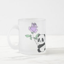 Süßer Panda-Bär hält lila Rosenblume