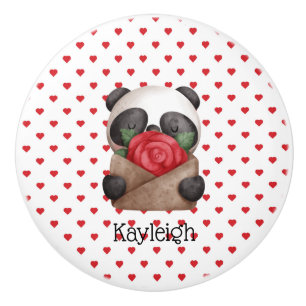Süßer Panda Bär hält Umschlag mit einer Rose Keramikknauf