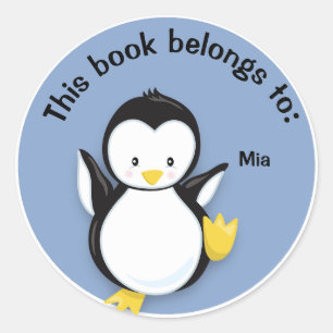 Süßer Pinguin auf blauem Buch Namensschild Aufkleb Runder Aufkleber