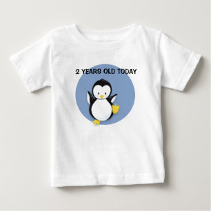 Süßer Pinguin auf personalisiertem blauem Geburtst Baby T-shirt