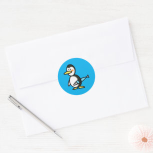 Süßer Pinguin mit einem blauen Fisch Runder Aufkleber