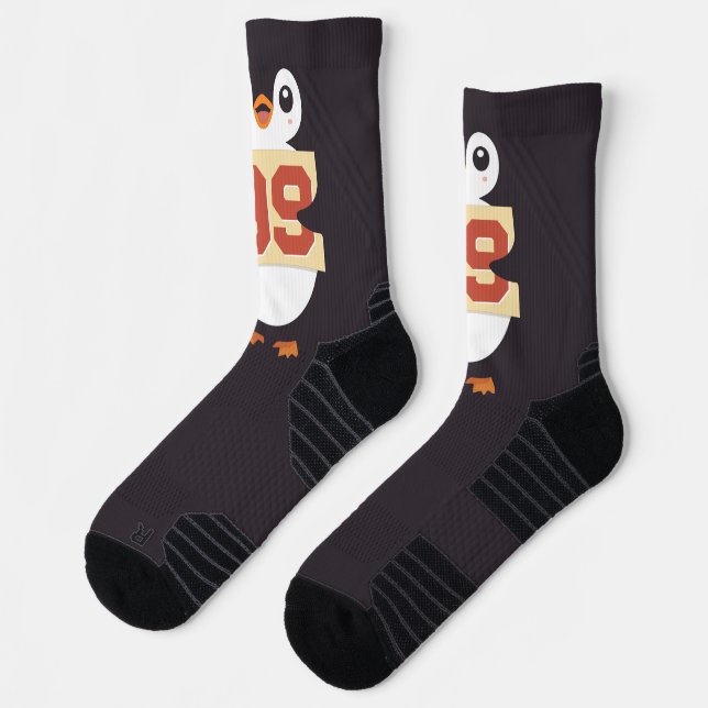 Süßer Pinguin mit einem Schild Socken (Links)