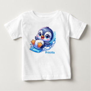 Süßer Pinguin rutscht auf Eis Baby T-shirt