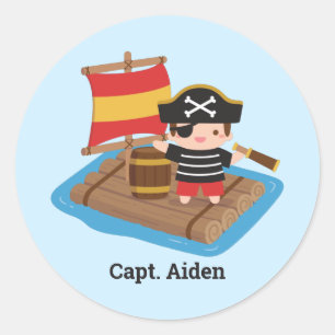 Süßer Piratenjunge auf Floß Kinder Personalisiert Runder Aufkleber