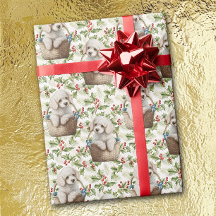 Süßer Pudel-Welpe in einem Korb mit Weihnachts-Ste Geschenkpapier