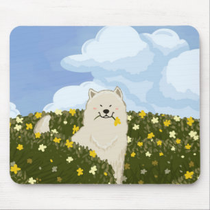Süßer Samojede-Hund auf einem Feld gelber Blumen ( Mousepad