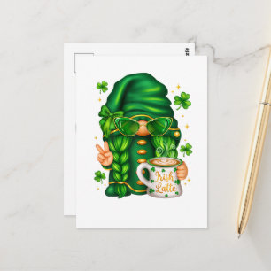 Süßer St. Patrick's Day Gnom, der Kaffee trinkt Postkarte