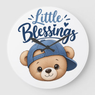 Süßer Teddybär mit blauer Mütze – Little Blessings Große Wanduhr