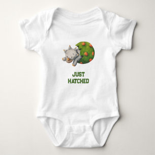 Süßer Triceratops-Dinosaur schlüpft Neutral Baby Strampler