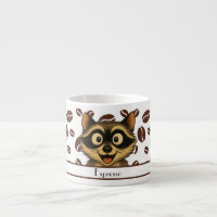 Süßer Waschbär mit Espresso-Bohnen-Hintergrund