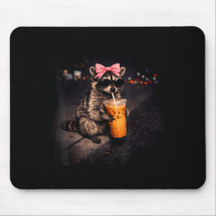 Süßer Waschbär trinkt Eiskaffee lustiger Waschbär Mousepad