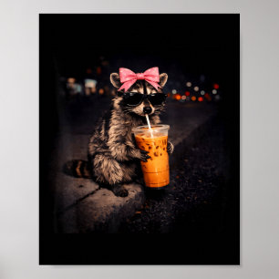 Süßer Waschbär trinkt Eiskaffee lustiger Waschbär Poster