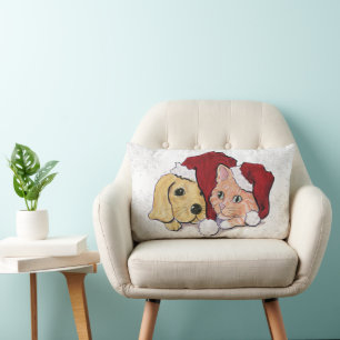 Süßer Weihnachts-Labrador-Welpe und orangefarbener Lendenkissen