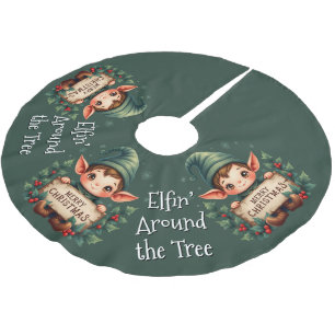 Süßer Weihnachtself hält fröhliches Schild in Grün Polyester Weihnachtsbaumdecke