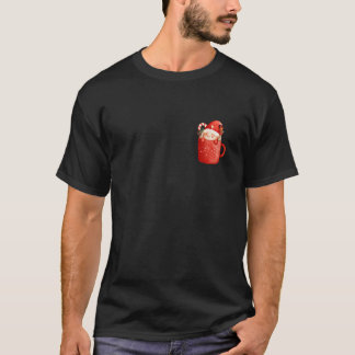 Süßer Weihnachtsmann-Gnom in einer Kaffeetasse Wei T-Shirt