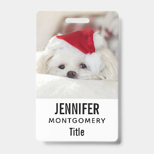 Süßer weißer Hund in einem roten Weihnachtshut Ausweis