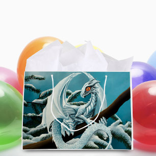Süßer weißer Winterdrache Schneebedeckte Kiefer Fa Große Geschenktüte