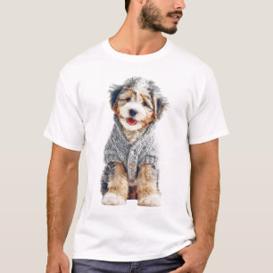 Süßer Welpe in gemütlichem grauen Strickpullover T-Shirt
