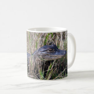 Süßes Baby-Alligator im hohen Gras Wildlife-Foto Kaffeetasse