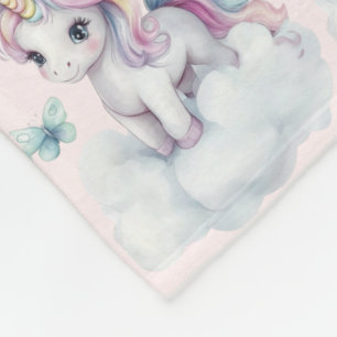 Süßes Baby-Einhorn sitzt auf einer Wolke Fleecedecke