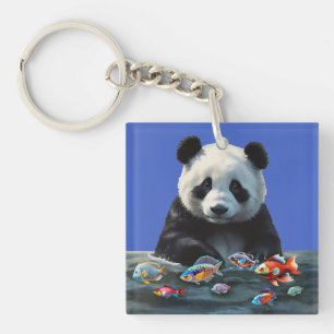 Süßes Baby-Panda, das bunte Fische betrachtet Schlüsselanhänger