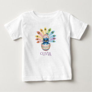 Süßes Baby-Pfau schlüpft aus Osterei Baby T-shirt