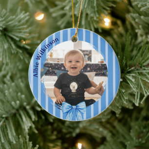 Süßes Babyfoto-Weihnachtsornament mit blauer Schle Keramik Ornament