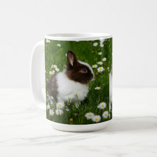 Süßes Babykaninchen im Blumengarten Kaffeetasse